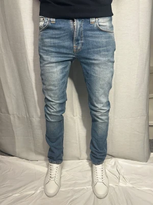 Nudie jeans - Säljer ett par nudie jeans. Storlek W29 L32. Modellen på bilden är ca 185 o väger runt 70 kg. Skriv vid minsta fundering.