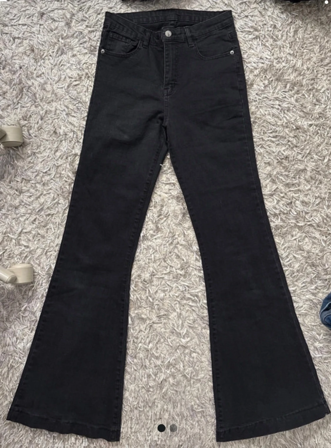 Svarta bootcut jeans med hög midja