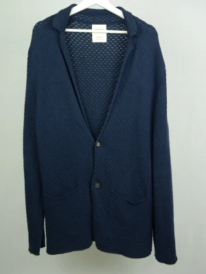 Boggi Milano stickad blazer - BOGGI MILANO STICKAD BLAZER Storlek : XL Passform : Normal Användning : Kavajen är i ett väldigt fint skick utan defekter Nypris : Cirka 3000SEK