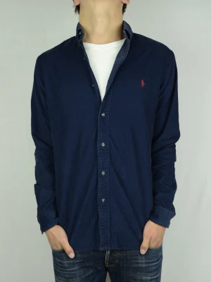 Ralph Lauren Manchester skjorta  - POLO RALPH LAUREN MANCHESTER SKJORTA Storlek : M Passform : Normal Användning : Skjortan är i ett fint skick, något blekt på armbågarna Nypris : Cirka 1800SEK Modellen på bilden : 182CM och väger 74KG