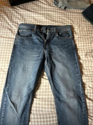 Levi's blå jeans  - Blåa jeans från Levi’s. Modellen är 512 och storlek 31/32. 