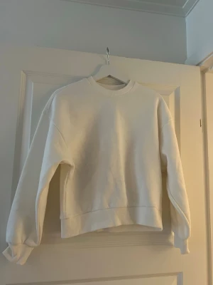 Vit sweatshirt XS  - Vit sweatshirt i storlek XS, den är aldrig använd så känner att den behöver komma till ett nytt hem. Passar även en S i storleken 