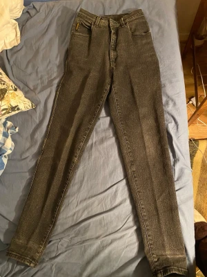 Grå mom jeans med hög midja - grå/svarta vintage armani jeans med hög midja och raka ben. innerbenslängd ca 60cm och innerbenslängd ca 73cm. passar stl XS