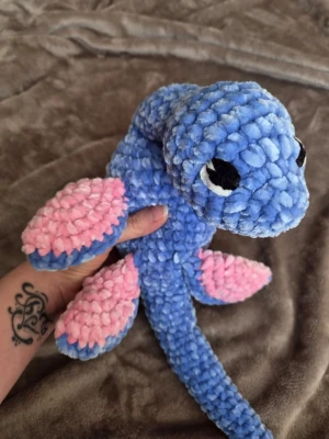 Virkad nessie - Supergullig virkad "nessie" i blått och rosa plyschgarn. Den har stora svarta ögon, lång hals och fyra fenor. Perfekt som dekoration eller kramkompis. Mjuk och fluffig känsla, handgjord och unik design.♡57cm lång
