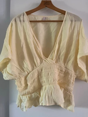 Spring Smock Blouse - Nelly - Stl. XL. Använd en gång pga för stor. Stor i storleken. Nypris just nu 199kr. Jättefin med volang längst ner. Säljer även på vinted så först till kvarn. Möjlighet att gå ner i pris vid snabb affär.
