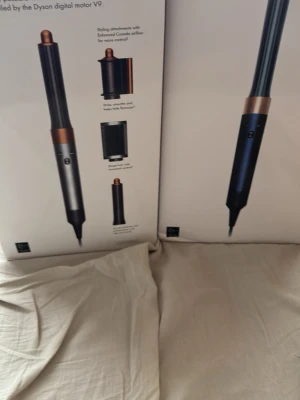 Dyson Airwrap multistyler - Dyson Airwrap multistyler i elegant svart och kopparfärg. Verktyget har flera stylingtillbehör för att locka, släta ut och torka håret. Innovativ design med digital motor och smart värmereglering för skonsam styling.