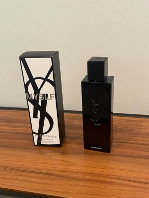 Ysl MYSLF Edp  - Säljer nu min ysl myslf edp 100ml då jag har för många parfymer som uppfyller samma jobb🙃Fungerar perfekt nu till sommarkvällar. Inte mycket använd så antagligen ungefär 90ml kvar. Vid frågor är det bara att höra av sig.