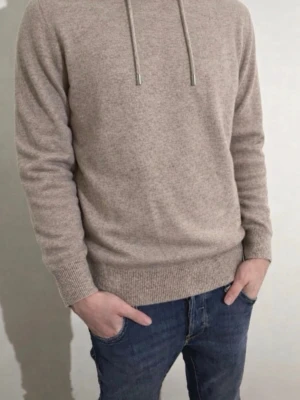 Kaschmir Hoodie - Exklusiv och stilren Beige Kaschmir hoodie! Storlek XS! Hoodien har bara testats, därför är skicket 10/10. Hör av dig vid minsta fråga ☺️✨