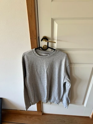 Sweatshirt Weekday - Sweatshirt weekday i fint skick och sparsamt använd!
