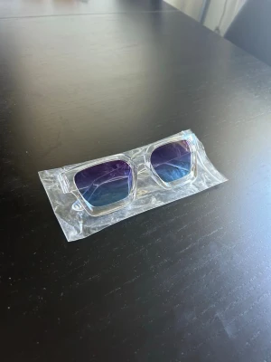 Ljusgrå/vit solglasögon  - Ljusgrå/vit solglasögon | Helt nya | One size | Inget specifikt märke men samma glas/material som chimis | Hör av er vid frågor eller funderingar 🙌