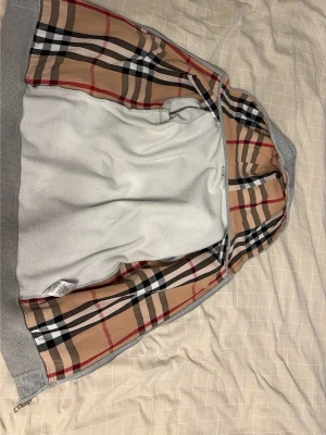 Burberry hoodie  - Burberry hoodie i bra skick! Storlek M