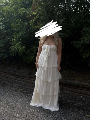Beige klänning från Nelly - Säljer min klänning från Nelly då jag bara använde den på balen förra året! Inköpt för 600kr säljer för 299! Skriv för fler frågor!☺️💗