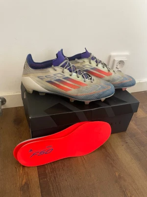 Adidas F50 fotbollsskor blå/röd - Snygga Adidas F50 fotbollsskor. Skorna är blå, röda och vita. Boxen och nya sulor ingår.