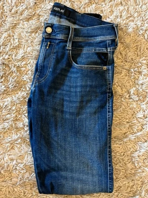 Replay anbass hyperflex - Säljer dessa nästan helt nya replay hyperflex jeans i storlek W30 L32. Hör av er vid minsta lilla fundering👍