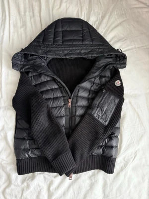 Moncler cardigan - Moncler cardigan, s passar xs, knappt använd