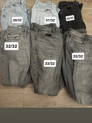 Flera par jeans i olika färger och storlekar - Säljer flera par jeans i olika storlekar, från ljusblått till svart och olika nyanser av grått. Klassisk femficksmodell med raka ben och normal midja. Perfekta för dig som gillar en avslappnad och stilren look. Dom gråa längs mot väntar är Jack and Jones så priset blir lite dyrare. 899 för alla eller så skriv till mig om ni vill köpa ett par bara så kan vi diskutera priset. Hör av er vid frågor eller mer bilder! 