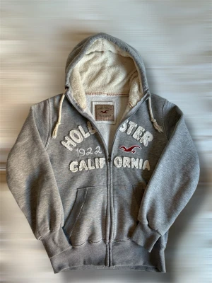 Fodrad Hollister Hoodie M - Riktigt snygg och eftertraktad Hollister Hoodie med fodrar luva i storlek M, men sitter mer som S. Inga defekter alls! Tveka inte att höra av dig om du har frågor/funderingar, kan gå ner i pris vid snabb affär! 🤝Längd: 61cm. Bröstvidd: 47cm