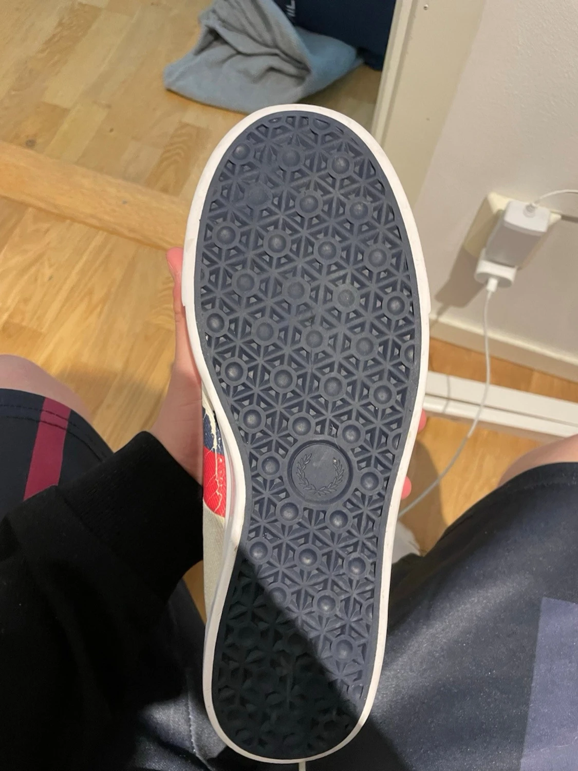 Vita Fred Perry sneakers med logga - 4