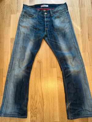 Levi's 512 Bootcut RED - Helt sällsynta och unika 512 med en riktigt unik wash, ända problemet med dessa byxor är ett hål, men den kan sys ihop enkelt. PRIS KAN DISKUTERAS!