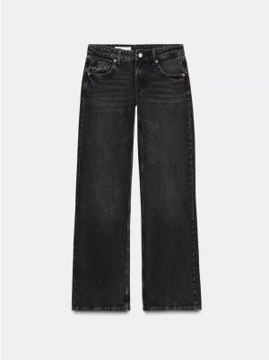 Svarta jeans från Zara  - Snygga svarta jeans från Zara med raka ben och låg midja. Jeansen är i tvättat svart denim.