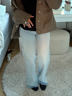 Jeans  - Såååå fina jeans från Gina💖💖💖💖💖💖säljer eftersom jag ska köpa i mindre storlek!!  flare/vida ben och medelhög midja. (Obs! Jag har tagit ner byxorna där nere🥰🥰)