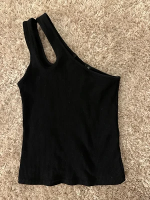 oneshoulder topp - Svart ribbad oneshoulder topp från bikbok, i storlek xs