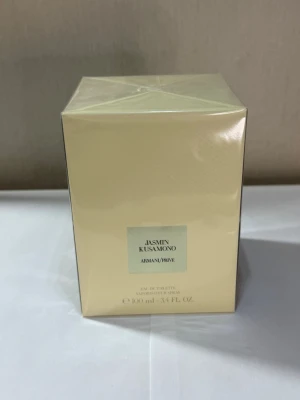 Armani Privé Jasmin Kusamono EdT 100ml - Exklusiv parfym från Armani Privé, Jasmin Kusamono, i en elegant ljusbeige kartong. Flaskan rymmer 100 ml Eau de Toilette och doften har en fräsch och blommig karaktär med jasmin som huvudnot. Perfekt för dig som gillar lyxiga och unika parfymer.