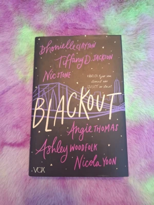 Blackout - 🖤Säljer BLACKOUT, en bok skriven av flera populära författare, bland annat Nicola Yoon, Angie Thomas, Dhonielle Clayton, Tiffany D. Jackson och Nic Stone.   🖤Helt oläst, endast stått i bokhyllan.   📦 Skickas snabbt 💬 Hör av dig om du har frågor!