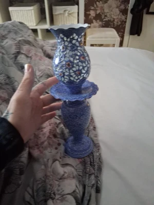 Persisk vintage lampfot / orientalisk emalj ✨Handmålad dekorativ lampfot i persisk/orientalisk stil  - Persisk vintage lampfot / orientalisk emalj   Handmålad dekorativ lampfot i persisk/orientalisk stil med blå emalj och detaljrikt blommönster. Genombruten design samt signerad undertill.  Troligen tillverkad i metall/koppar med emaljarbete. Väldigt unik och fin som inredningsdetalj eller för den som samlar vintage/orientaliskt.  Skick: fint vintage-skick med mindre patina enligt bilder.  Säljes som den är 