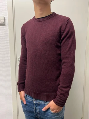 Dobber tröja - En riktigt schysst vinröd tröja från Dobber. Väldigt bra skick. Modellen är 173cm, 64kg. Pris kan diskuteras!!