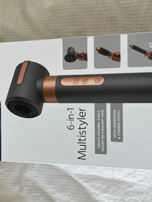 6-i-1 Multistyler hårstyler - Multistyler med sex olika tillbehör för att skapa volym, lockar, vågor eller rakt hår. Köpt på jula för 699kr, använt den ca 3gånger. Inge skador eller något fel på den💞