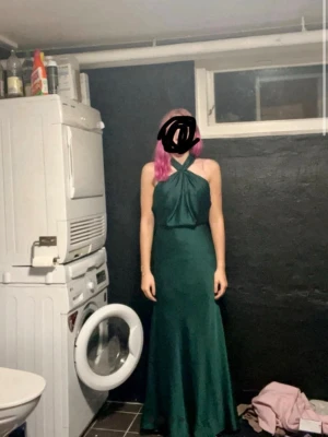 Balklänning  - Mörkgrön satin klänning storlek XS från ASOS. nypris 1200, använd en gång. 