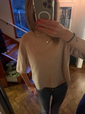 Beige kortärmad stickad tröja - Från other stories i storlek m