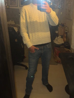 Blå jeans från Nudie Jeans - Säljer ett par klassiska blå jeans från Nudie Jeans med snyggt broderad bakficka och smal passform. Jeansen har normal midja, fem fickor och är tillverkade i mjukt denimtyg. Perfekta för en avslappnad och stilren look. Tyvärr har lappen baktill slitits ut och lappen inuti klippts av. De är W29 L32. Kontakta mig vid minsta fundering och kom med bud!