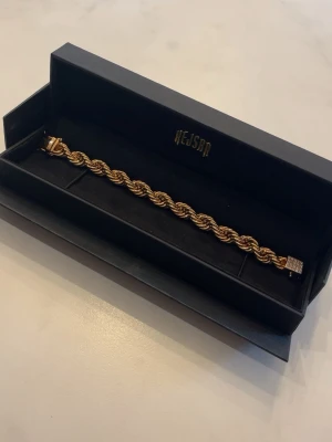 Guld armband från kejsar  - Guld pläterad cordell armband från kejsar, 19cm lång, 10mm tjock. Ny skick 1700. Bra skick