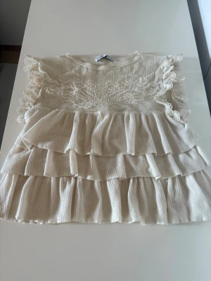 Topp  - En fin topp med broderade detaljer ifrån Zara. Säljer då jag inte får användning av den längre, sparsamt använd. 