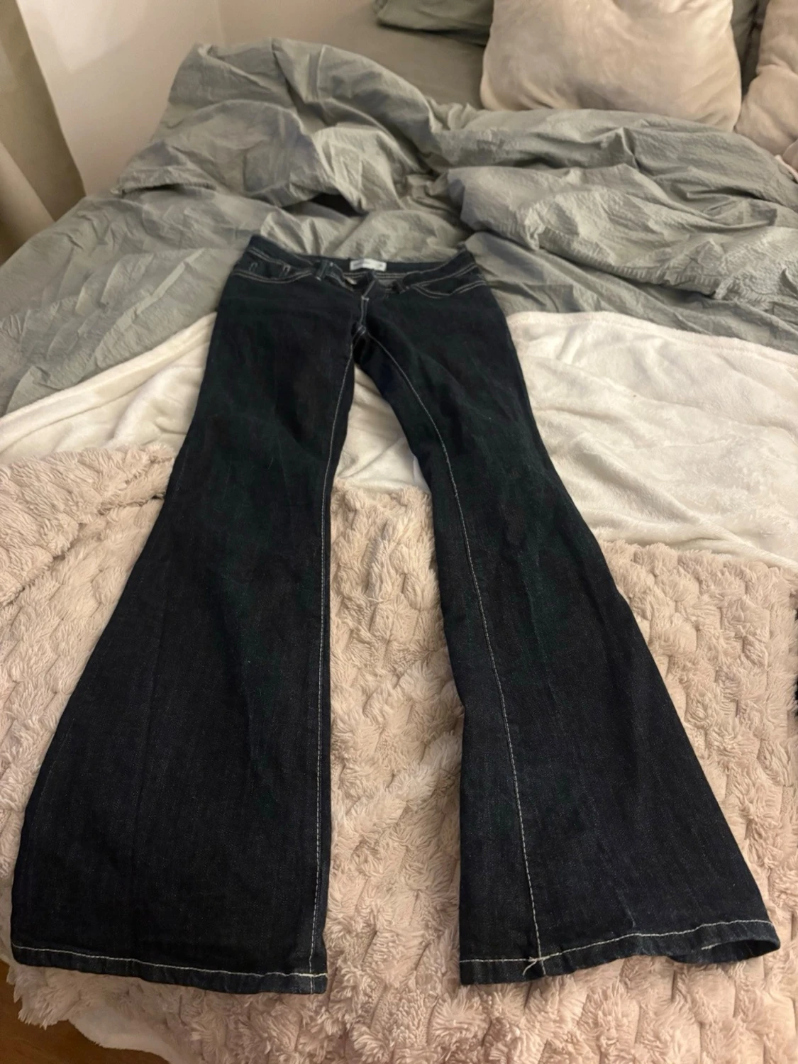 Mörkblåa bootcut jeans