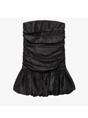 Svart klänning - Trendig svart axelbandslös kortklänning med rynkade detaljer och volang nedtill. Klänningen har en snygg, figurnära passform och är super snygg verkligen!🖤
