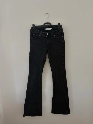 Svarta bootcut jeans  - Säljer ett par svarta bootcut jeans från junkyard. 