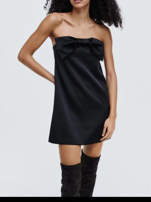 Cocktailklänning - Cocktailklänning från H&M som endast är använd EN gång! Banden är avtagbara. Skriv för fler bilder! Nypris 349kr🖤🖤