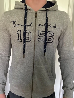 Bondelid zip  - Säljer denna zip hoddie från Bondelid i storlek M 