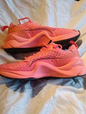 Puma - Rise Neon - Snygga sneakers från Puma med chunky sula och coola detaljer. Ovandelen är i mesh och syntetmaterial med svarta kontrastsömmar och perforeringar på sidan. 