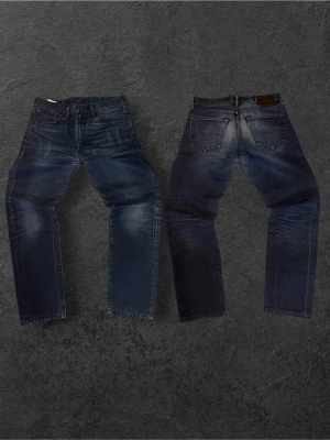 Sjukt feta Levi's 508 straight fit - Säljer ett par klassiska Levi's 508 jeans i mörkblå denim med snygga slitningar och raka ben. Jeansen har fem fickor, dragkedjegylf och läderpatch bak i midjan. Perfekta för en avslappnad och stilren look. Straight fit 32/43 43cm midja 104cm