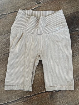 Aim’n ribbed biker shorts  - Ribbade bikershorts från Aim’n i strl S. Tror färgen hette sand och är en skitsnygg beige melange. 