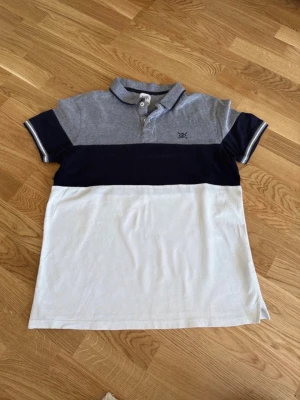 Pikétröja ZARA stl L - Pikétröja från ZARA i storlek L.  Mycket fint skick. 