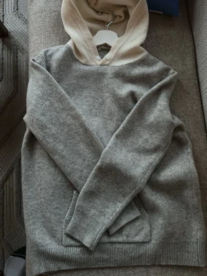Unik cashmere hoodie - Tjena säljer en snygg cashmere hoodie. Den har inga defekter. Inget speciellt märke men den är köpt i italien. Vid övriga frågor är det bara att kontakta mig här på plick💯Tröjan passar XS/S