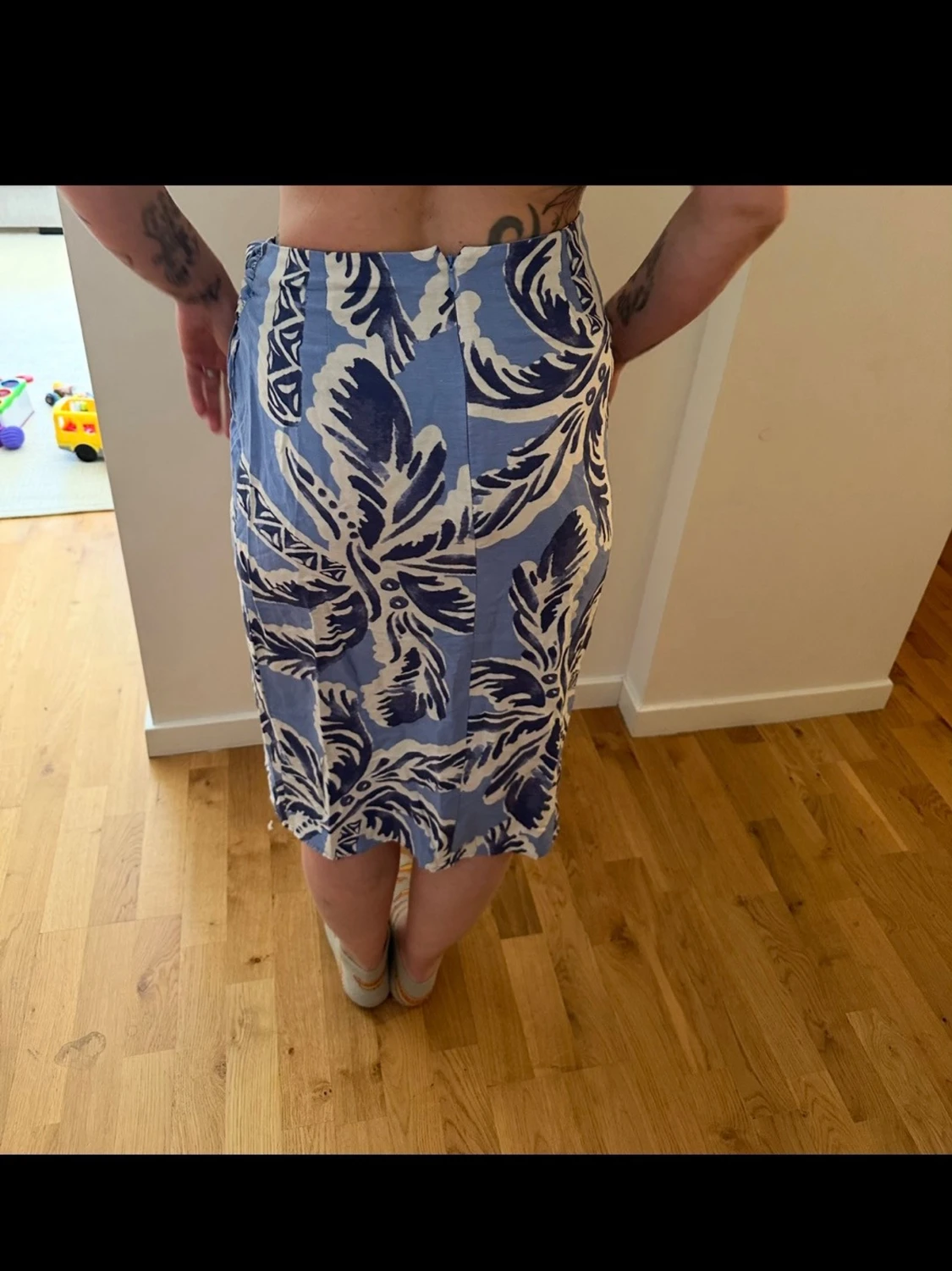 Blå sarong med vita blommor - 2