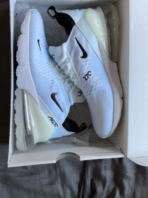 Helt nya nike 270s - Helt nya nike 270s i storlek 42. Har aldrig använt så inga täcken på användning. Säljer pågrund av att dom är för stora. Pris går att diskutera vid snabb affär.