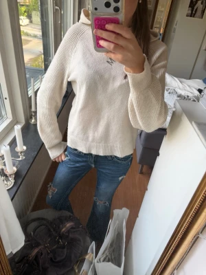 Beige hoodie med ribbade ärmar! - Snygg beige hoodie med ribbade ärmar och nederkant. Hoodien har en klassisk huva och är tillverkad i ett mjukt stickat material som känns skönt mot huden. Perfekt för en avslappnad och trendig look, knappt använd 💓
