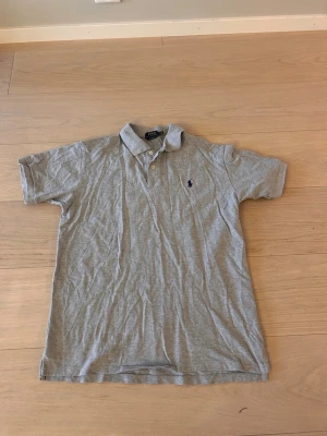 Ralph Lauren polo shirt - Jätte snygg Ralph Lauren polo som knappt är använd (bara skrynklig från garderoben på bilden). Skrynklig på bilden men är bortrest och har bara den bilden just nu, kan fixa mer i dm. 